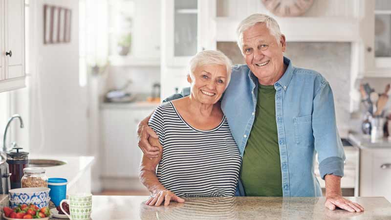 coppia di anziani abbracciati e sorridenti